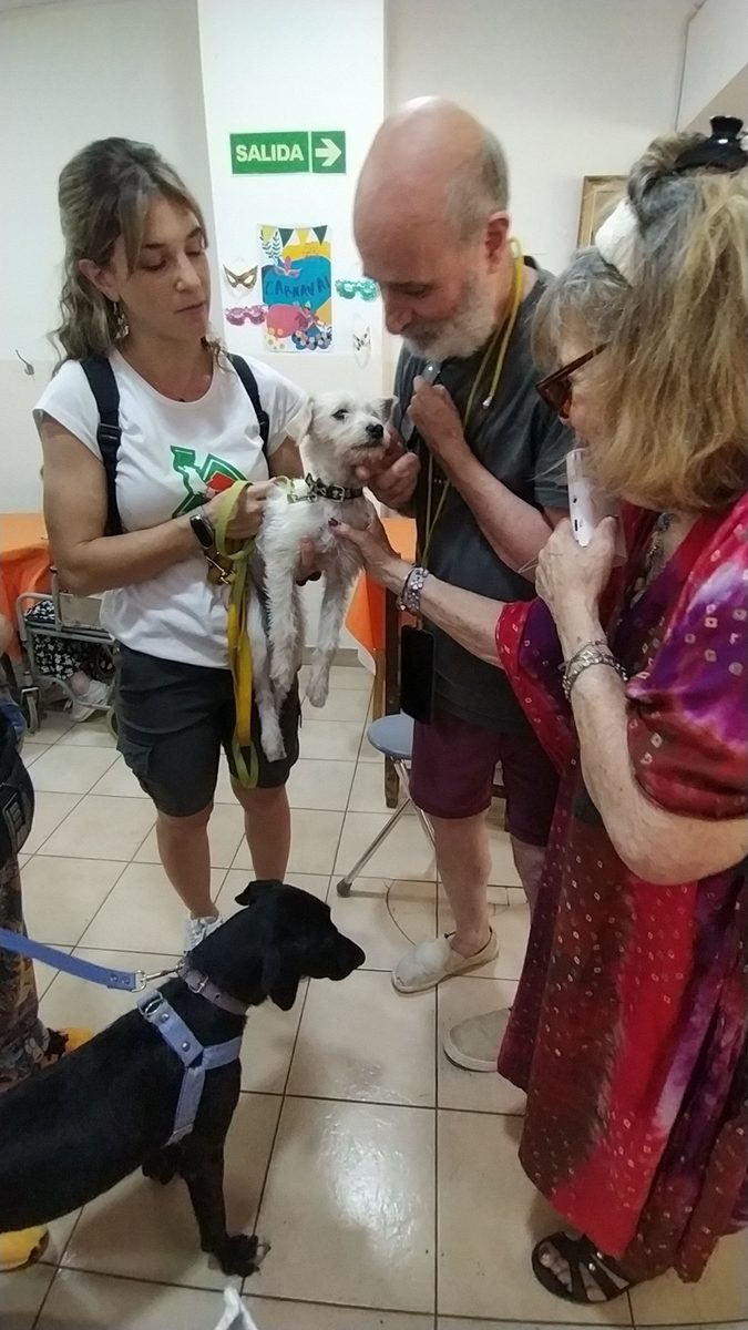 Equipo NIDUM junto a residentes y uno de los perros del programa